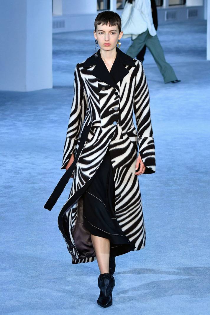 بالتصاميم والنقشات والألوان... إليك أبرز صيحات ربيع وصيف 2020