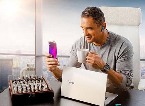 بالفيديو - أمير كرارة يؤدي العمرة والجمهور يعلق: 