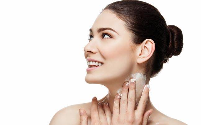 إليك طريقة منزلية سهلة جداً لتفتيح بشرة العنق