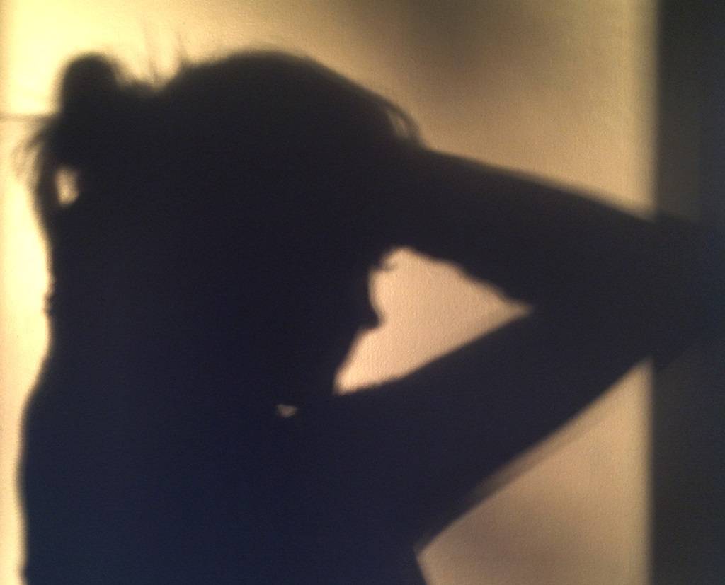 بالفيديو -  فنانة خليجية قلقة بسبب غموض حالة والدتها في العزل الصحي