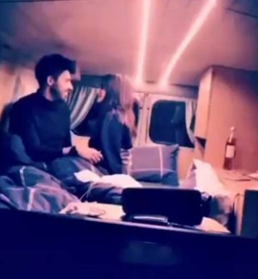 شهيرة سعودية تثير الغضب بظهورها مع زوجها في السرير