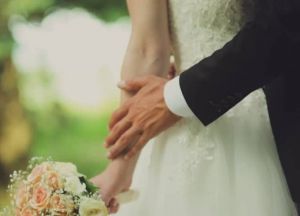 بالفيديو – مذيعة MBC تفاجئ الجميع بحفل زفافها