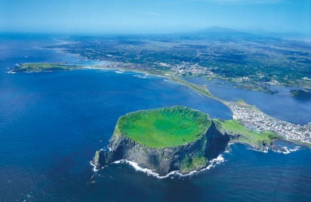 جيجو دو الكورية جزيرة الغطّاسات الإناث وراكبي الأمواج والصخور المميزة