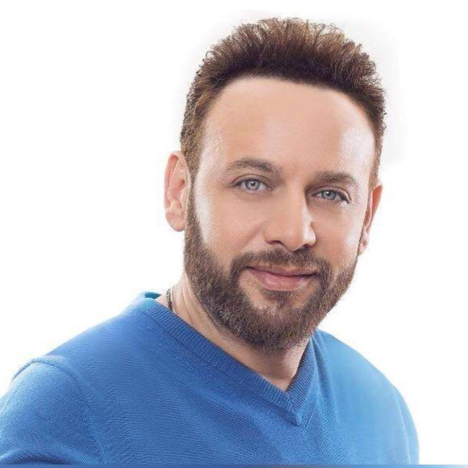 مصطفى قمر يرد بقسوة على هجوم من متابع