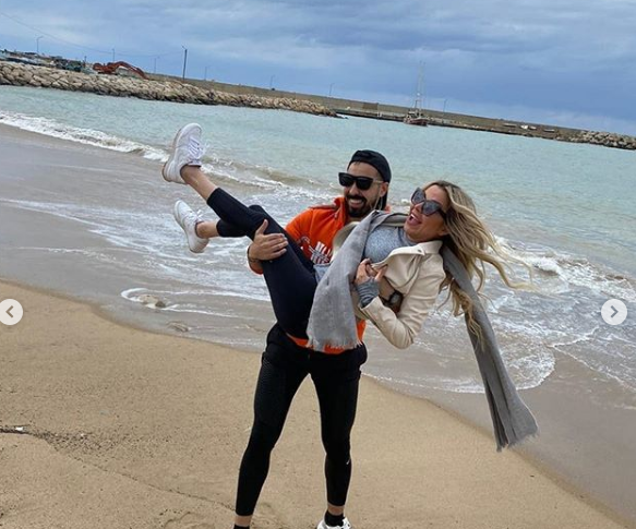 مصمم أزياء يثير ضجة بصوره مع رزان مغربي