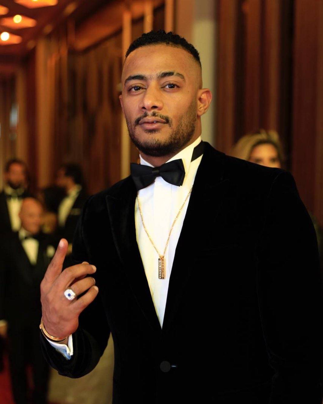 بالفيديو - محمد رمضان يجري تمارين الضغط بدون استخدام يديه