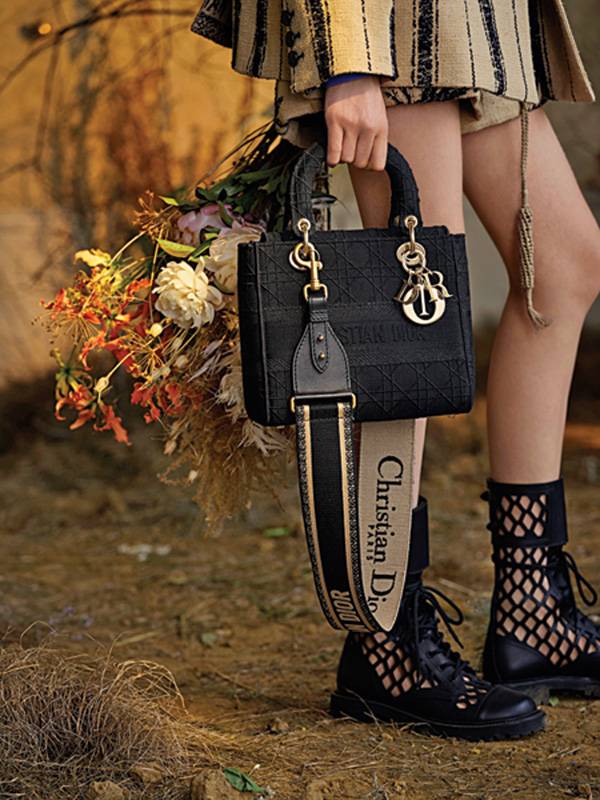 حقيبة تحمل إسمك DIOR LADY D-LITE