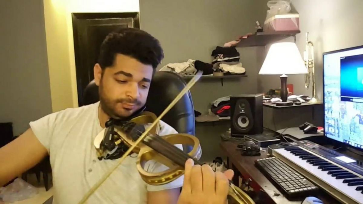 بالفيديو - عازف كمان مصري يستغيث: 