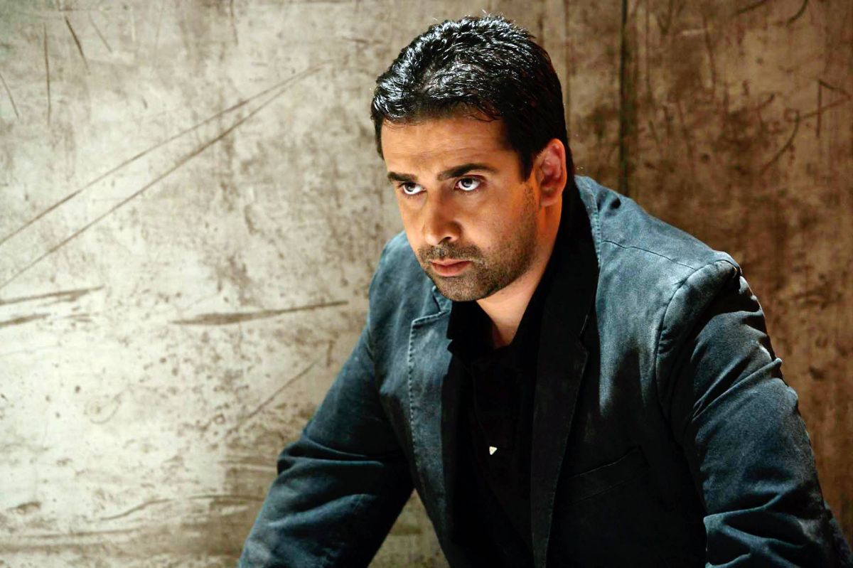 كريم عبد العزيز يسخر من المظاهرات ضد كورونا: 