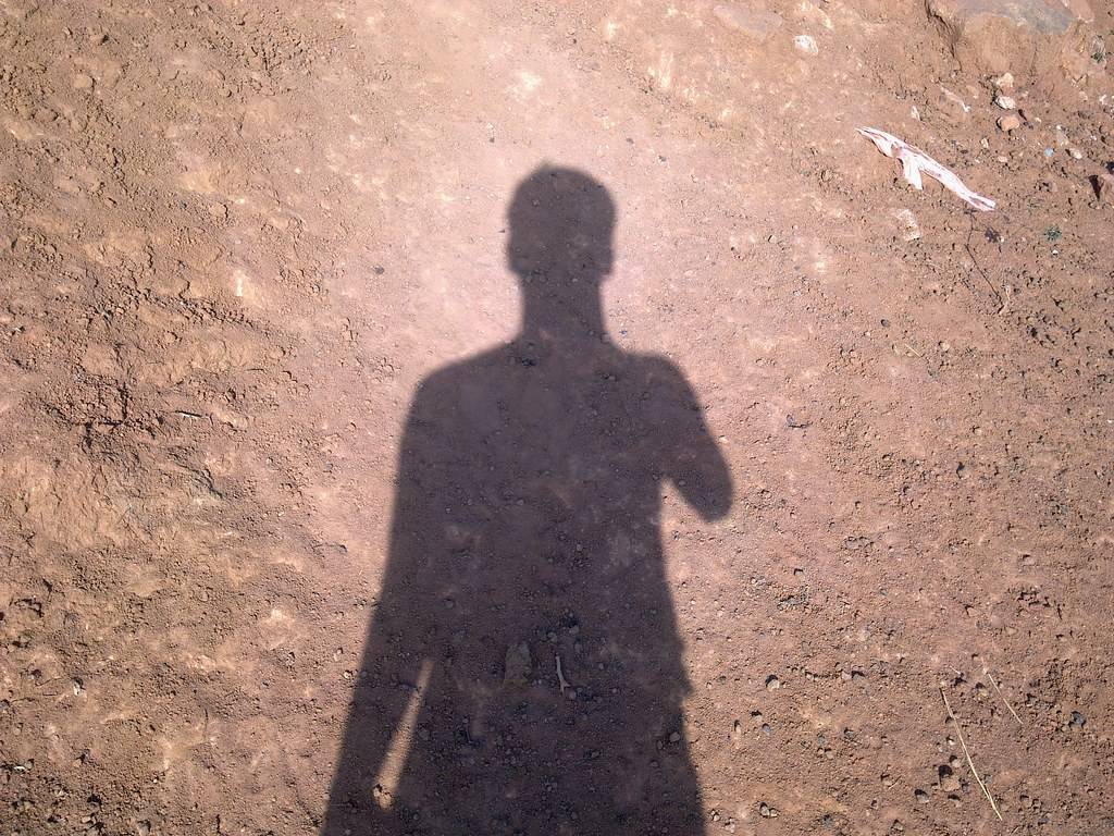 ممثل خليجي في صور مثيرة للجدل على سريره وتعليق جريء