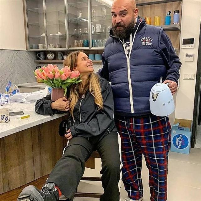 نيللي كريم بالجبس