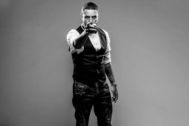 فيديو لأحمد الفيشاوي يحدث ضجة.. يضرب وجهه!