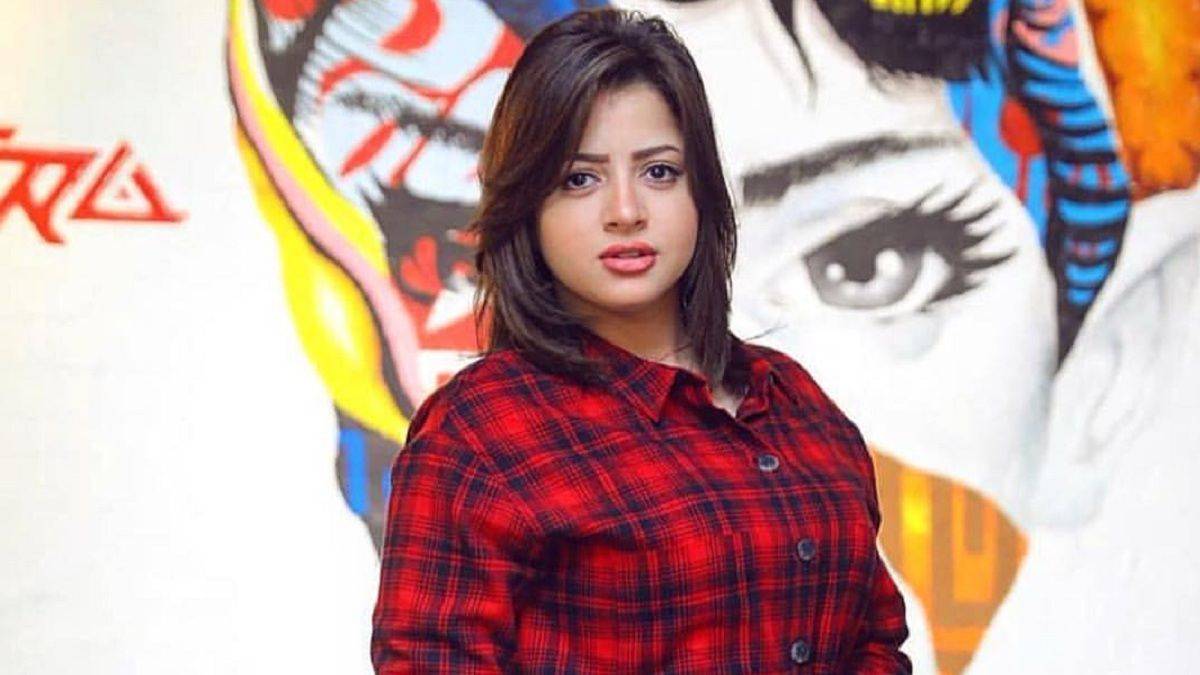 منى فاروق توجه رسالة لشقيق ياسمين عبد العزيز وتجبره على الاعتذار