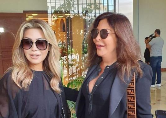 اليسا ونوال الزغبي تنتقدان استقبال طائرة إيرانية بسبب كورونا