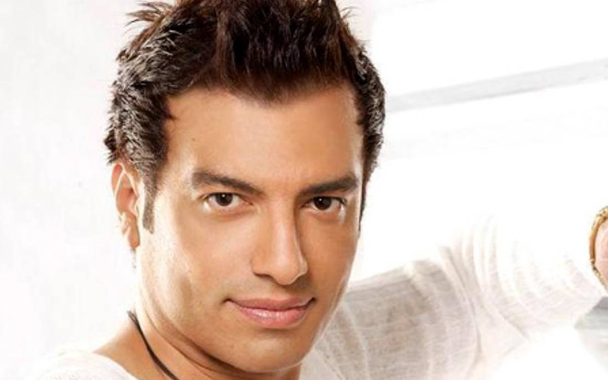 بالفيديو - إيهاب توفيق يبرر غناءه بعد وفاة والده