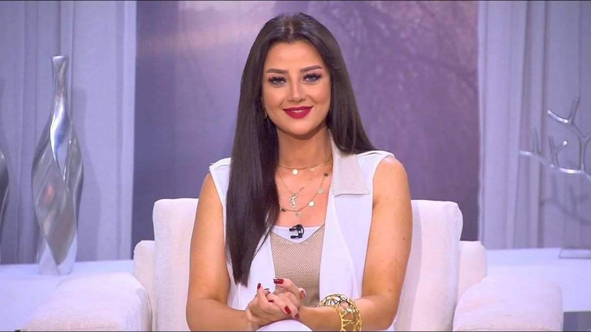 بالفيديو - رضوى الشربيني تثير الجدل بحديثها عن أغبى النساء