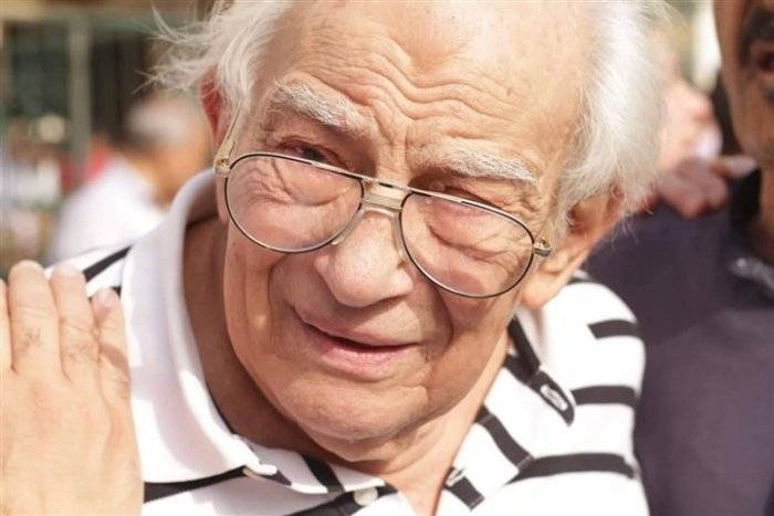 بالفيديو – في أحدث ظهور له رشوان توفيق بملابس المنزل ويهلل للمطر