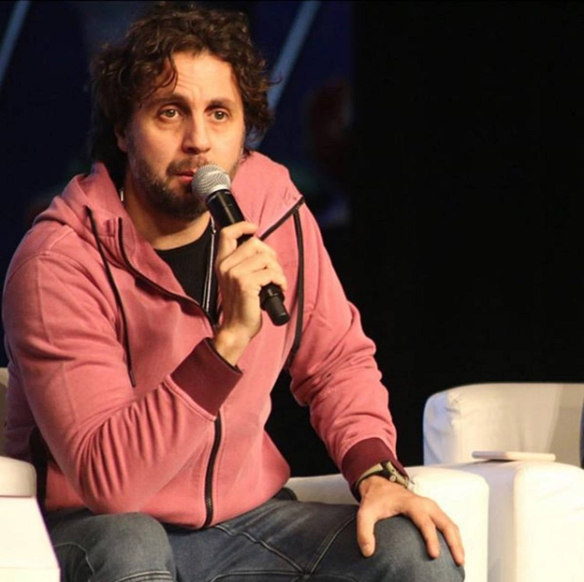 هشام ماجد يهنئ والدته بعيد ميلادها بطريقة غريبة: 