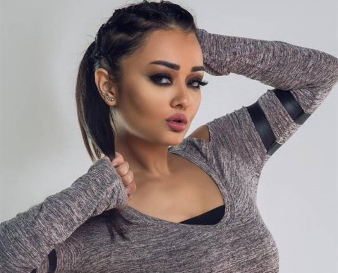 التفاصيل الكاملة لخناقة راندا البحيري مع مصممة أزياء