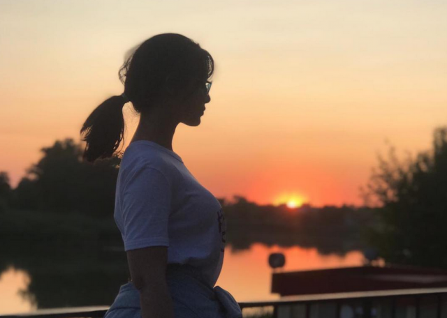 بالفيديو – فنانة خليجية تفاجأ بمنعها من السفر في المطار