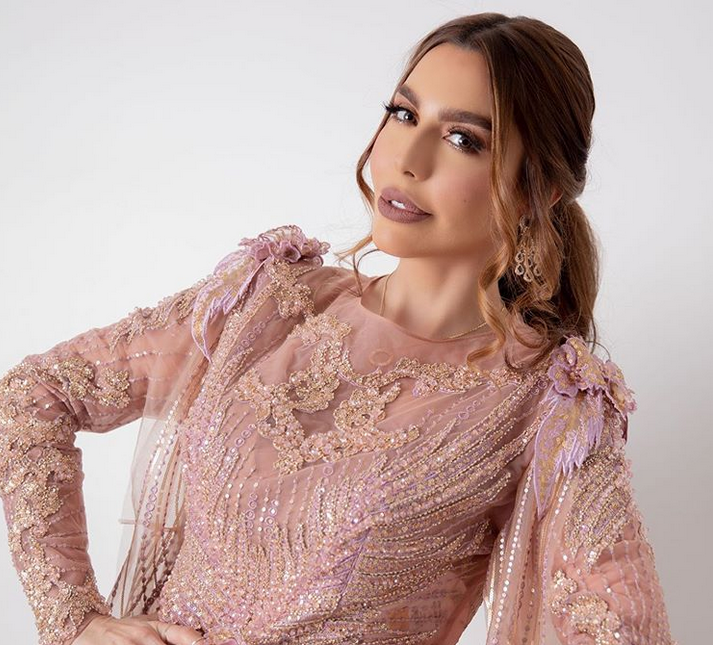 بالفيديو - زوج ليلى اسكندر يركع أمامها ويضع الحذاء في قدمها مثل سندريلا