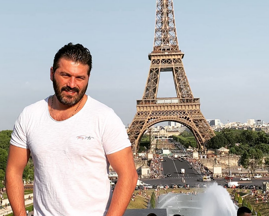 بالفيديو - يزن السيد يبتكر طريقة مضحكة لممارسة الرياضة في المنزل خلال الحجر