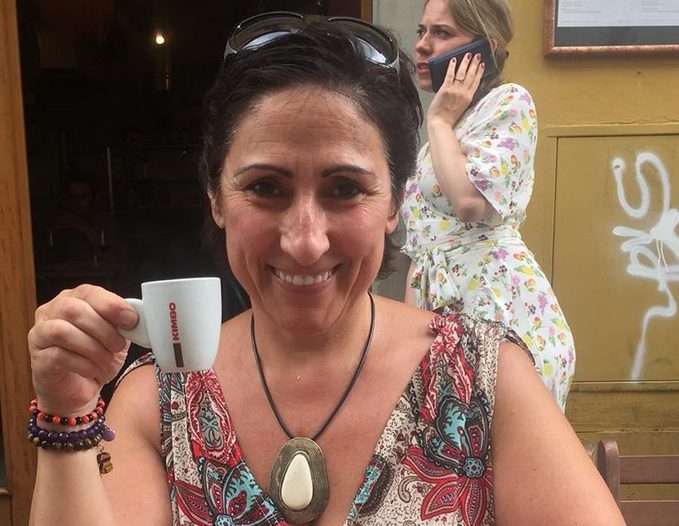 بالفيديو – بعد انتشار كورونا سوبرانو إسبانية تفرح قلوب جيرانها بالغناء على الشرفة