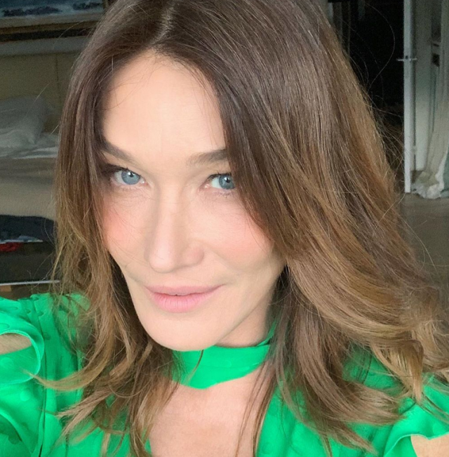 غضب من كارلا بروني بسبب نكتة عن فيروس كورونا