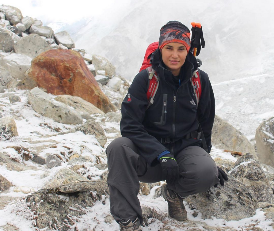 بالفيديو – زوجة قصي خولي في النادي تمارس رياضة قاسية