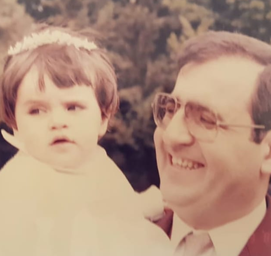 بالصورة - هذه الطفلة أصبحت فنانة لبنانية منعها كورونا من معايدة والدها