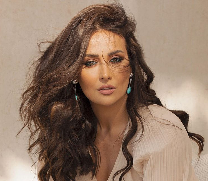 بالصورة  - كندة حنا بفستان مميز بتصميم السترة وهذا ثمن قلادتيها