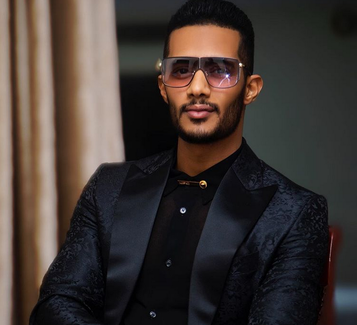 بالفيديو – محمد رمضان يواجه كورونا بقناع ذهبي