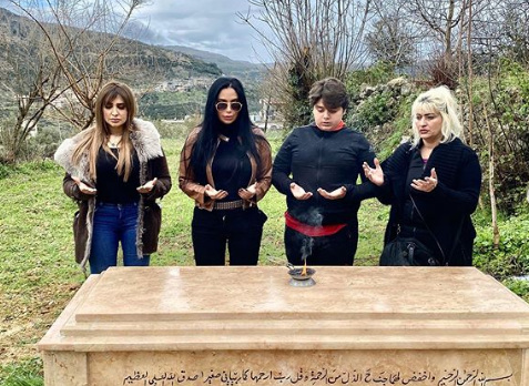 بالصور والفيديو - نجمات قضين عيد الأم على قبور الأحبة