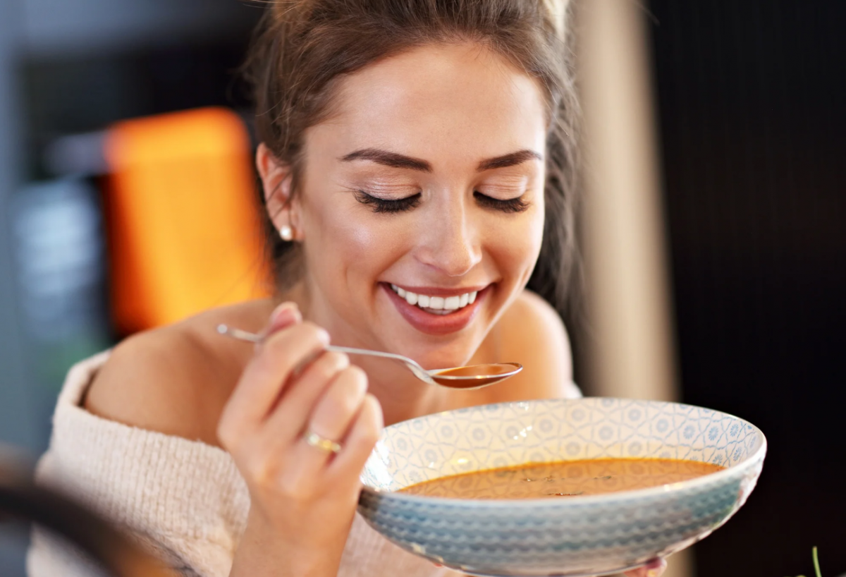 كي لا يزداد وزنكم في الحجر المنزلي حضروا شوربة الطماطم والبصل