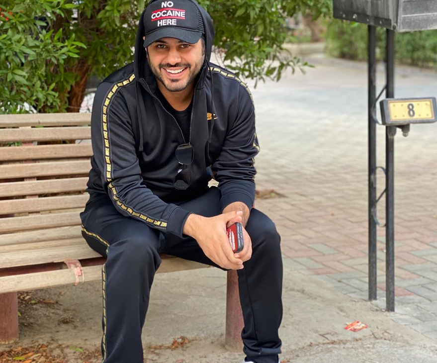 بالفيديو – لقاء مؤثر بين عبدالله بو شهري وطفلته في مكان الحجر