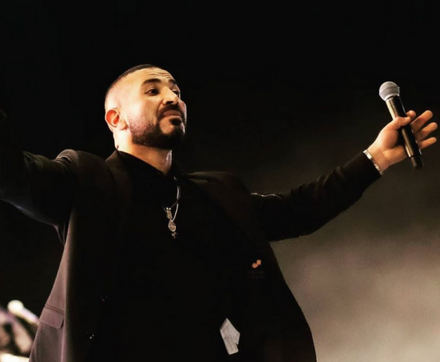 بالصورة –أحمد سعد يستعرض كمامته بتصميمها الغريب ويتعرض للانتقادات