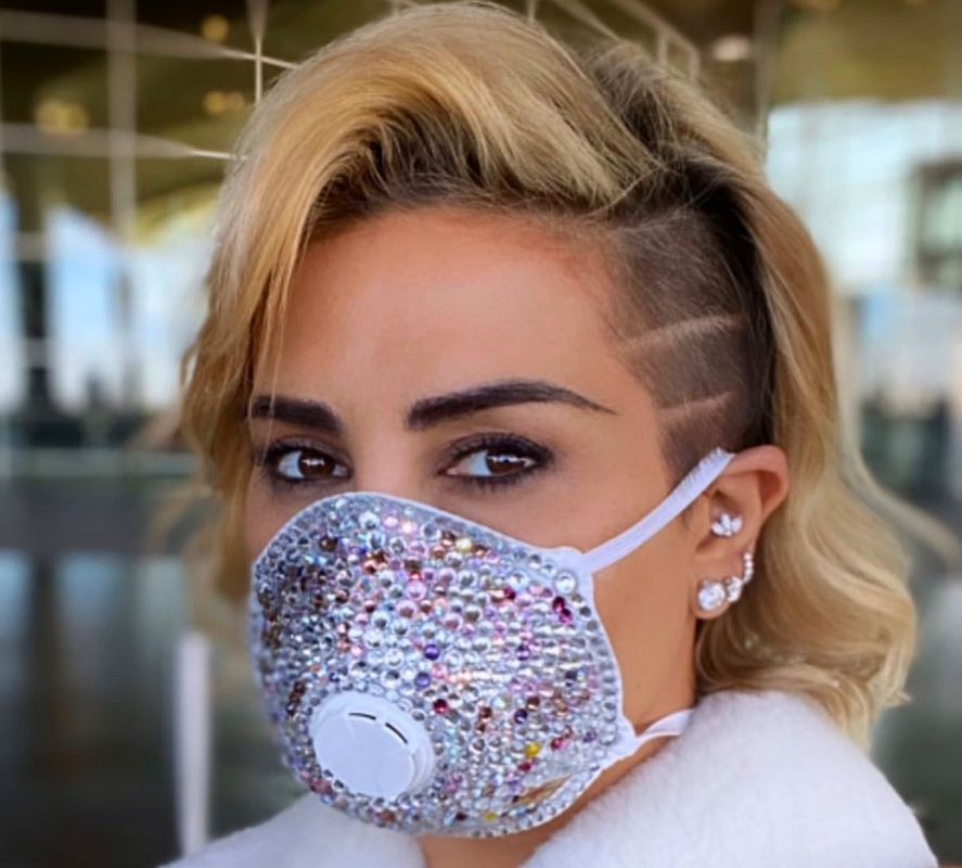 بالصور - كمامات على الموضة... ستراس ونقشات