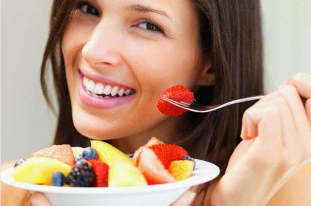 هل تناول الفاكهة في المساء صحي؟