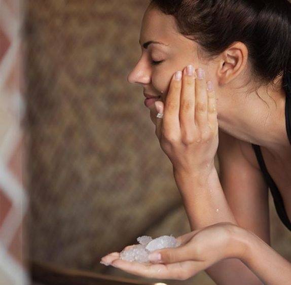 اكتشفي طريقة علاج عيوب البشرة بالثلج