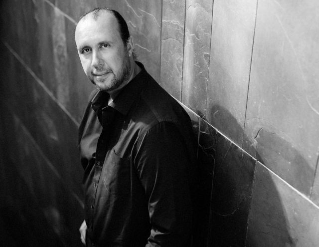 طوني ورد... من الأزياء الراقية إلى ملاءات الأسرة لمرضى كورونا