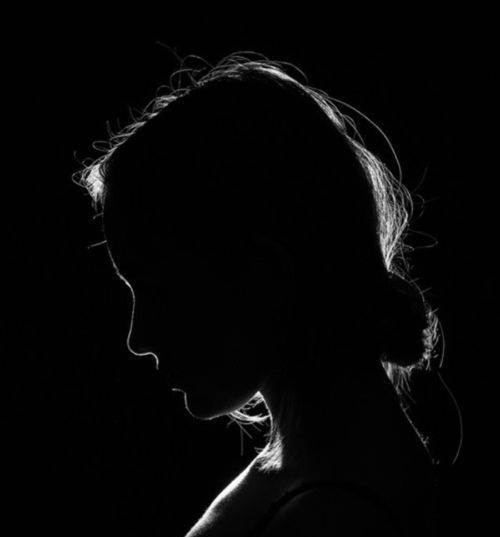 العثور على فنانة شابة ميتة في شقتها وشك بانتحارها