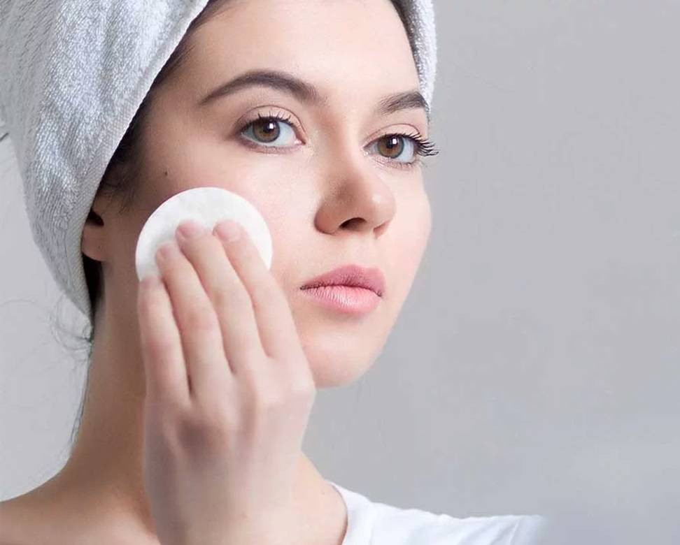 اعتقادات خاطئة شائعة عن البشرة الدهنية وإليك الحقائق