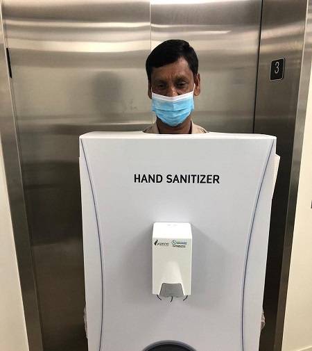 إليكم حقيقة صورة رجل عبوة التعقيم في هذه الشركة السعودية