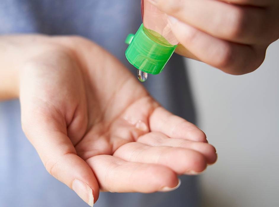 تعرفوا إلى أضرار السائل المطهر لليدين