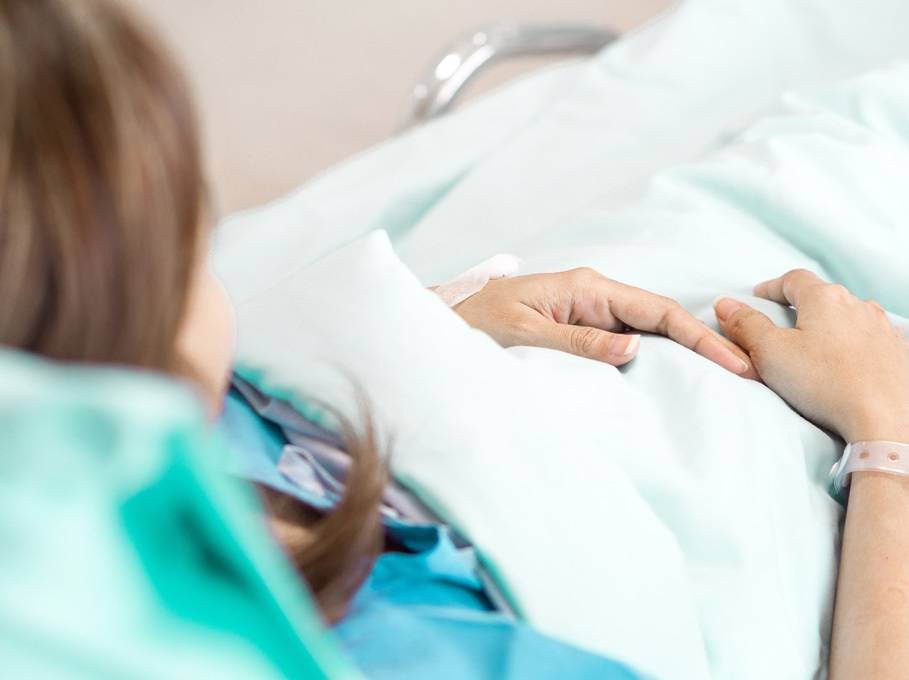 زوج فنانة شهيرة مصابة بكورونا... 