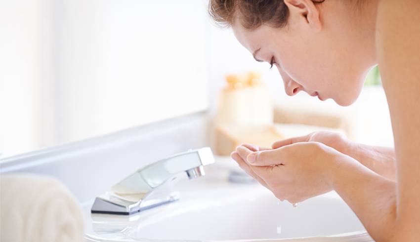 تعلّمي الطريقة الأمثل لتنظيف بشرتك في المساء