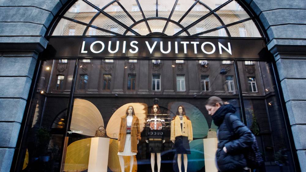 شركة LVMH تنتج وتوزّع جَل مطهّر للأيدي مجاناً وبكمّيات كبيرة لمكافحة انتشار كورونا