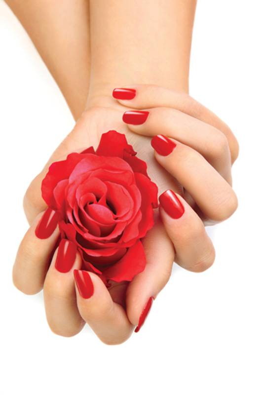 أي طلاء أظافر  يعيد الشباب إلى يديّ؟