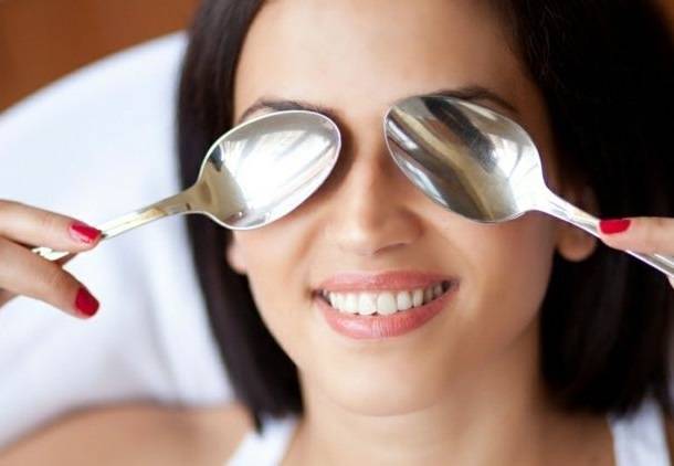 استخدمي الملعقة بـ3 خطوات لتعيدي الشباب إلى بشرتك