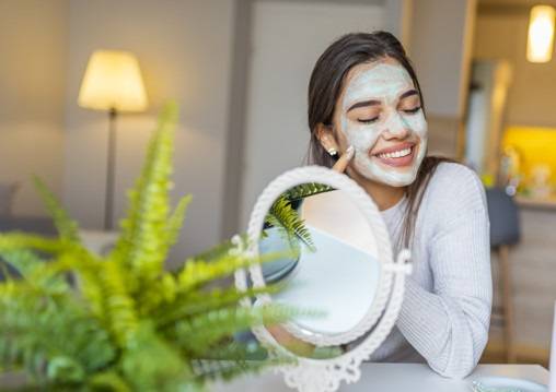 هكذا تطبقين التفاح والعنب على بشرتك لإخفاء التجاعيد